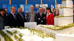 L'architecte italien Renzo Piano (au centre) entouré de responsables politiques et industriels lors de la présentation officielle du futur palais de justice de Paris, qui sera construit dans le nord-ouest de la capitale. Le bâtiment de 160 mètres de haut