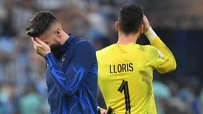Olivier Giroud et Hugo Lloris après la finale de la Coupe du monde face à l'Argentine, le 18 décembre 2022.