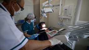 Un dentiste s'occupe d'un patient dans le sud de la France, le 12 juin 2023.