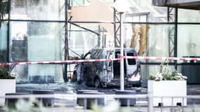Le verre de sécurité de la façade a réussi à stopper la course de la camionnette 