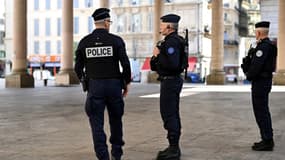 Des policiers patrouillent dans le centre-ville de Marseille, dans le sud de la France, le 21 mars 2024.