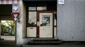 L'entrée du bâtiment où un adolescent de 15 ans a été poignardé, le 9 avril 2024 à Romans-sur-Isère, dans la Drôme