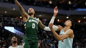 Damian Lillard et Victor Wembanyama lors d'un match NBA entre les Bucks et les Spurs - le 08/01/2025