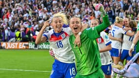 Chloe Kelly et Hannah Hampton après la finale de l'Euro féminin Angleterre-Espagne (1-1, 3 t.a.b. 1), le 27 juillet 2025
