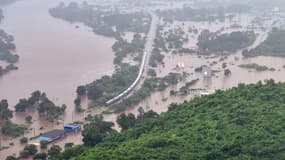 Près de 800 passagers d'un train ont été bloqués par des inondations en Inde.