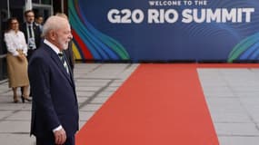 Le président brésilien Luiz Inacio Lula da Silva attend l'arrivée des dirigeants adjoints lors de la première journée du sommet du G20 à Rio de Janeiro, au Brésil, le 18 novembre 2024