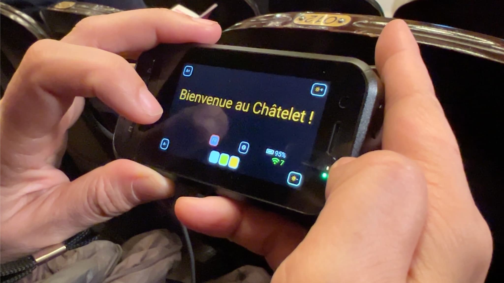 Le boîtier permet de régler la taille du texte, sa position, la luminosité et la couleur tout en choisissant la langue