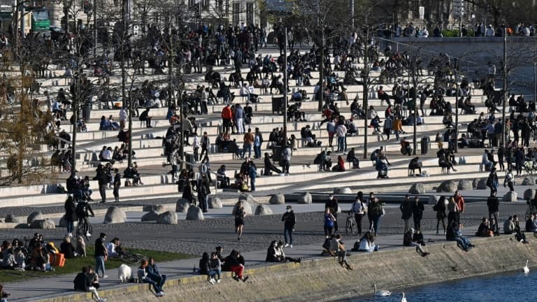 Les bords du Rhône à Lyon, en France, avant le couvre-feu, le 25 mars 2021