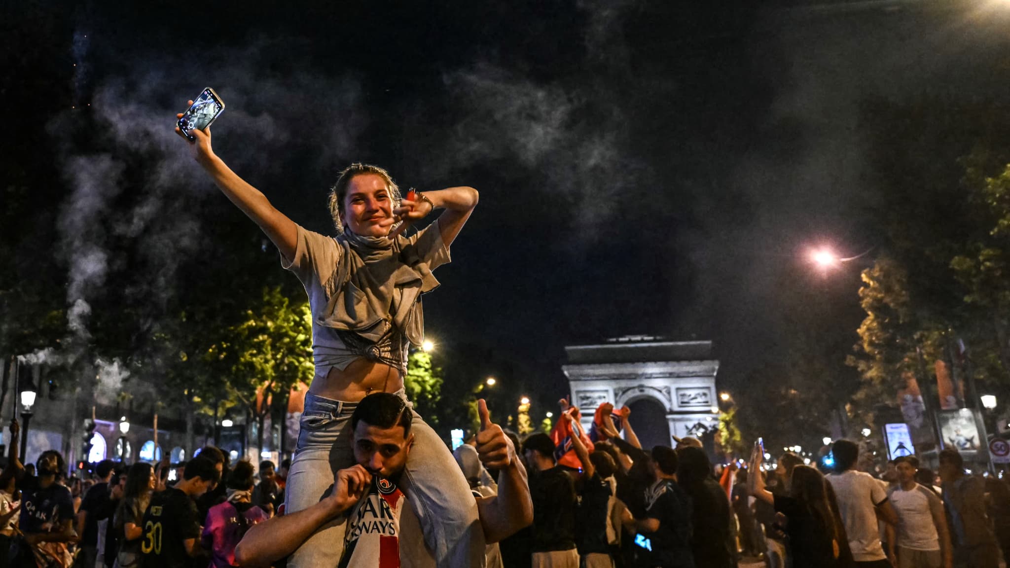 Des supporters du Paris Saint-Germain célèbrent la victoire du PSG lors de la finale de la Ligue des champions de l'UEFA entre le Paris Saint-Germain (PSG) et l'Inter Milan à Munich, sur l'avenue des Champs-Élysées à Paris, le 31 mai 2025.