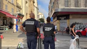 Des policiers place de la Halle Puget à proximité de la Fac d'éco-gestion de Marseille
