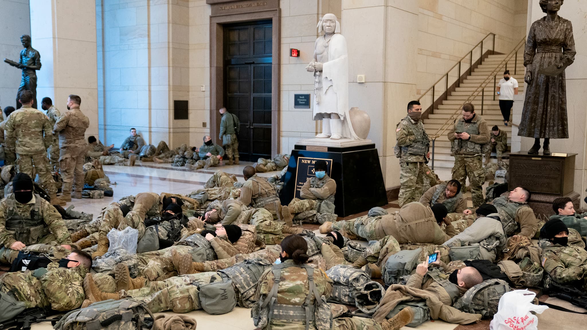 États-Unis: des soldats venus protéger le vote sur l'impeachment de Donald Trump dorment sur le sol du Capitole