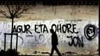 Graffiti "Salut et honneur, Jon" accompagné du sigle ETA dans une rue de Guernica, au Pays basque espagnol. Selon le procureur de Bayonne Anne Kayanakis, l'autopsie du militant de l'ETA Jon Anza, dont le corps a été découvert la semaine dernière dans une