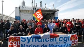 En grève depuis le 30 janvier, les marins de la Société nationale Corse Méditerranée (SNCM) ont annoncé vendredi qu'ils poursuivaient leur mouvement et manifesté leur inquiétude quant à la survie de la compagnie après l'arrêt d'une liaison entre Nice et l