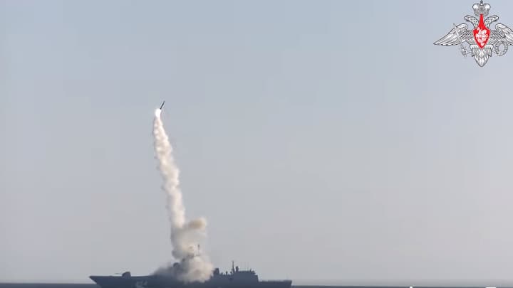 Le 19 juillet, la Russie a publié la vidéo du tir d'un missile Zircon depuis une frégate en Mer Blanche (Arctique russe)