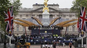 Préparatifs devant Buckingham Palace pour le concert pop qui se déroulera dans la soirée de lundi dans le cadre des célébrations du "jubilé de diamant" d'Elizabeth II. Dix mille spectateurs munis de billets sont attendus devant la scène où se produiront n