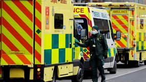 Des ambulances devant un hôpital de Londres le 19 janvier 2021
