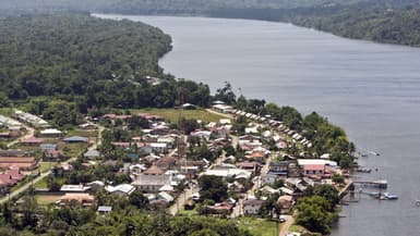 Une vue aérienne prise le 23 juillet 2009 de la commune de Saint Georges de l'Oyapock, au bord de l'Oyapock, fleuve frontière entre la Guyane et le Brésil.