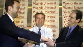 Jean-Marie Messier alors à la tête de Vivendi en 2000, entouré de ses deux bras droits: Edgar Bronfman Jr et Pierre Lescure