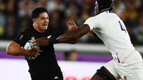 Maro Itoje monte sur Anton Lienert-Brown
