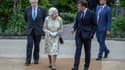 Le Premier ministre britannique Boris Johnson (g), la reine Elizabeth II et le président français Emmanuel Macron lors du G7 à Carbis Bay (Royaume-Uni), le 11 juin 2021