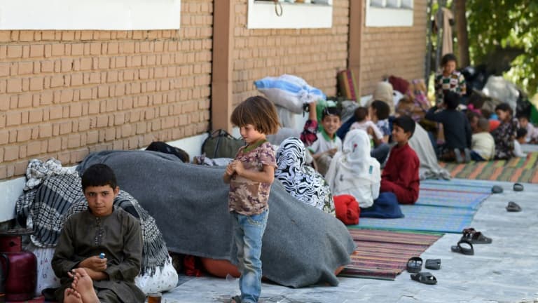 Des familles de déplacés, ayant fui les combats dans le nord de l'Afghanistan, installés dans la cour intérieure de la mosquée Wazir Akbar Khan de Kaboul le 13 août 2021