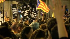Catalogne : des milliers de personnes ont poursuivi cette nuit leur mobilisation à Barcelone