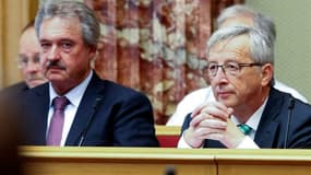Le Premier ministre luxembourgeois Jean-Claude Juncker (à droite), accusé de ne pas avoir bien contrôlé les services de renseignement du Grand Duché, soupçonnés d'abus de pouvoir, a annoncé mercredi qu'il allait demander la tenue d'élections législatives