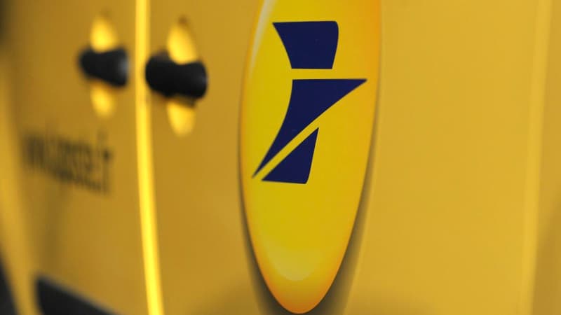 Une voiture La Poste de marque Renault, deux des entreprises qui figurent dans le top 10 des entreprises les plus "utiles", selon les Français.