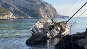 Dans la calanque de Sormiou (Bouches-du-Rhône), l'épave du voilier échoué depuis plus de 50 jours donne du fil à retordre aux forces engagées pour déloger le bateau