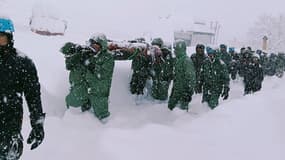Des secours transportent les victimes d'une avalanche qui a enseveli un campement, faisant au moins 4 morts, dans l'État himalayen de l'Uttarakhand, en Inde, dans le 28 février 2025