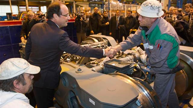 François Hollande chez Alstom au Creusot, en Saône-et-Loire. Le candidat socialiste à l'élection présidentielle a dit mercredi vouloir faire de la réindustrialisation de la France sa priorité et a plaidé pour le "patriotisme industriel". /Photo prise le 7