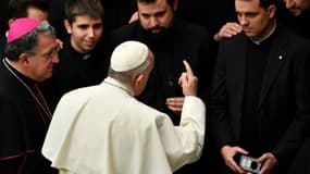 Le pape François parle avec des séminaristes à l'issue de son audience générale hebdomadaire, le 20 février 2019 au Vatican