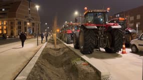 Une soixantaine d'agriculteurs ont manifesté devant le siège de la communauté urbaine de Dunkerque jeudi 12 décembre 2024.