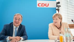 Armin Laschet, dirigeant de la Rhénanie du Nord-Westphalie et candidat de la CDU à la Chancellerie et la chancelière Angela Merkel lors d'un meeting le 13 septembre 2021 à Berlin