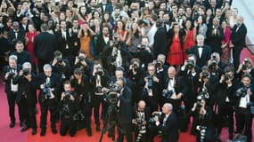 Public et photographes devant le tapis rouge à Cannes, le 19 mai 2018 