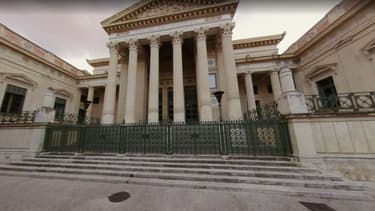 L'entrée de la cour d'appel de Nîmes.