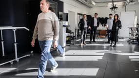 Grâce à des électrodes, un malade de Parkinson remarche presque normalement 