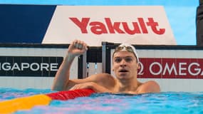 Léon Marchand après son titre sur le 200m 4 nages aux Mondiaux de Singapour, le 31 juillet 2025.