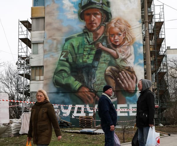 Un soldat russe portant une enfant représenté sur un immeuble de Tchornomorske, en Crimée, le 2 mars 2024