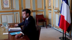 Emmanuel Macron à son bureau, à l'Elysée, le 26 mars 2020.