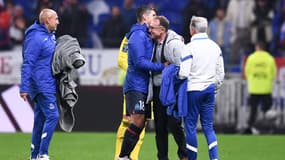 Jean-Pierre Papin avec Ruslan Malinovskyi à la fin du match entre l'OL et l'OM, le 23 avril 2023.