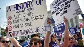 Des militants pour l'avortement rassemblés devant la Cour suprême, le 27 juin 2021 à Washington
