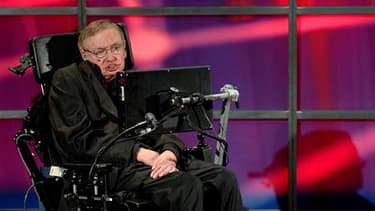 Dans son dernier livre, l'astrophysicien britannique Stephen Hawking estime que Dieu n'a pas créé l'univers et que les lois de la physique ont rendu le "big bang" inéluctable. /Photo prise le 20 juin 2010/REUTERS/Sheryl Nadler