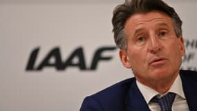 Le président de la Fédération internationale d'athlétisme, le Britannique Sebastian Coe, lors d'une conférence de presse après sa réélection pour un 2e mandat, le 25 septembre 2019 à Doha