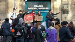 Manifestation de collégiens devant l'établissement Roland Dorgelès à Paris pour dénoncer les agissements d'un professeur de sport.