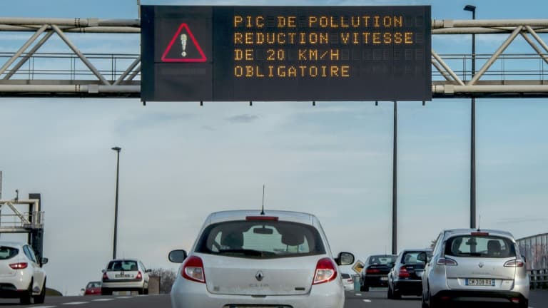 Une annonce concernant un pic de pollution sur une route française (image d'illustration).