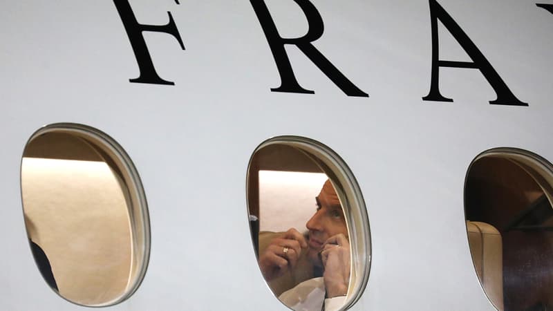 Emmanuel Macron dans son Falcon le 22 décembre 2017 à Niamey. -