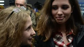 Nadezhda Tolokonnikova (à droite) et Maria Alyokhina, les deux membres des Pussy Riot, à peine libérées, se retrouvent le 24 décembre à l'aéroport de Krasnoyarsk , en Sibérie.