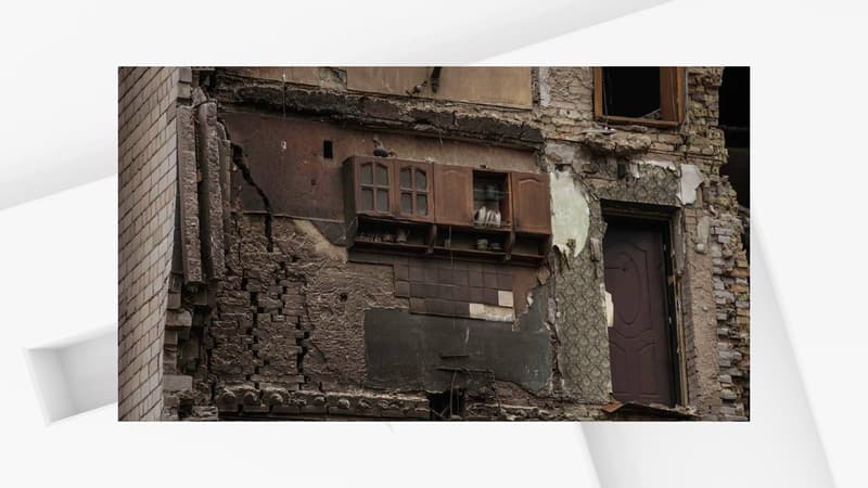 Un meuble de cuisine quasiment intact après le bombardement d'un immeuble dans la ville de Borodyanka
