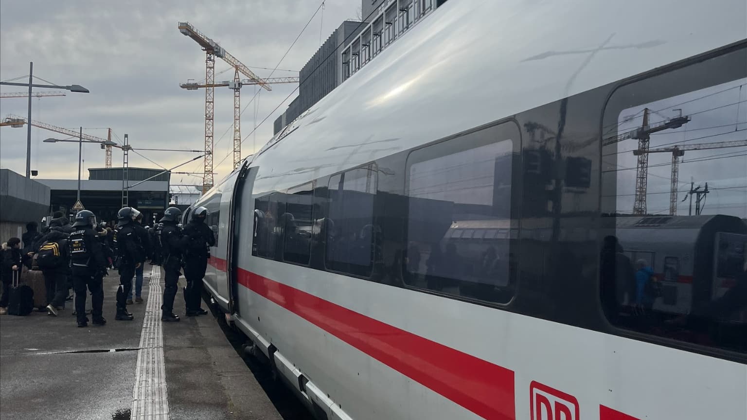 Ligue des champions - Stuttgart-PSG - La police allemande contrôle les supporters du PSG, le 28 janvier 2025 Ligue des champions - Stuttgart-PSG - La police allemande contrôle les supporters du PSG, le 28 janvier 2025